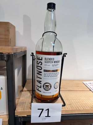 une bouteille de whisky posée sur une étagère dans un magasin