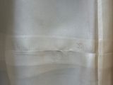 une photo d'un rideau blanc orné d'une croix