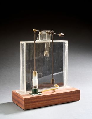 une photo d'une maquette en verre et en bois représentant une machine