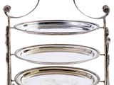 un plateau à trois étages surmonté d'un miroir