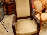 un grand nombre de meubles exposés dans un magasin