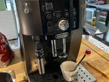 une photo d'une machine à café posée sur une table en bois