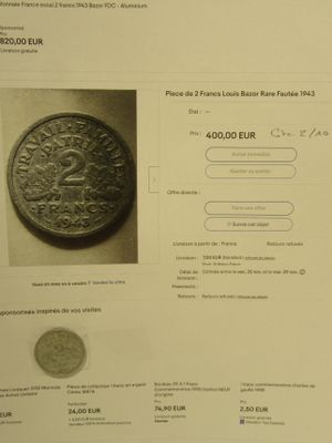 une photo d'une photo d'une pièce de monnaie posée sur une table