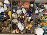 deux boîtes remplies d'objets divers posées sur une table