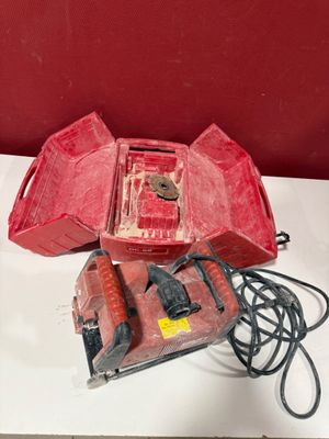 Deux boîtiers rouges, munis de fils et d'un cordon, sont posés sur une table