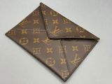 un portefeuille Louis Vuitton avec une couverture en cuir marron