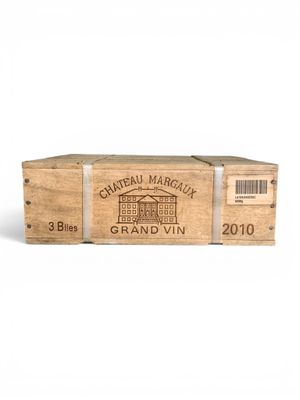 un gros plan d'une boîte de vin sur fond blanc