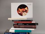 plusieurs livres sont empilés sur une table