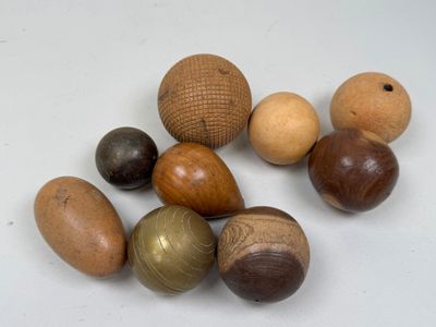 de nombreuses perles en bois de différentes sortes sur un fond blanc