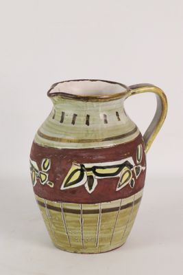 un vase marron et vert orné d'un motif floral