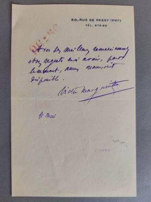 un gros plan d'un morceau de papier sur lequel on a écrit