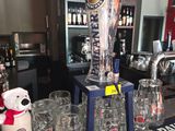 Des bouteilles de bière sont alignées sur le comptoir d'un bar