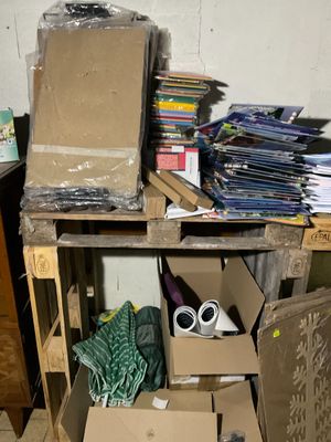 une boîte en carton sur laquelle est posée une paire de lunettes