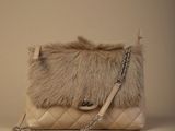 pochette avec fourrure et bandoulière à chaîne