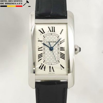 une image représentant une montre-bracelet argentée dont le cadran est orné de chiffres romains