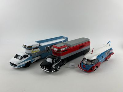 Plusieurs petites voitures et camions sont alignés sur une surface blanche