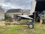 un tracteur garé devant une grange