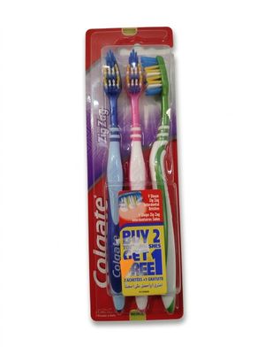 trois brosses à dents dans un emballage, sur fond blanc