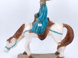 figurine représentant un homme à cheval, coiffé d'un chapeau