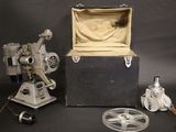 un vieux projecteur de cinéma et d'autres objets sur fond noir