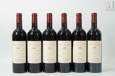 six bouteilles de vin rouge alignées sur une surface blanche