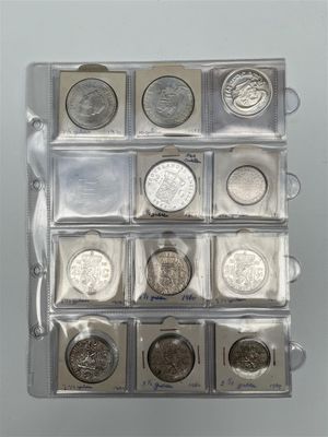 un gros plan d'une vitrine contenant diverses pièces de monnaie