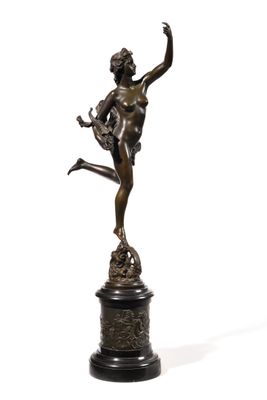 une image représentant une statue en bronze d'une femme posée sur un socle