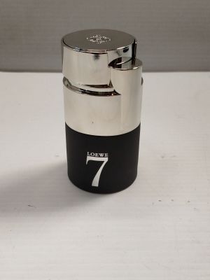 un briquet argenté et noir posé sur une table blanche
