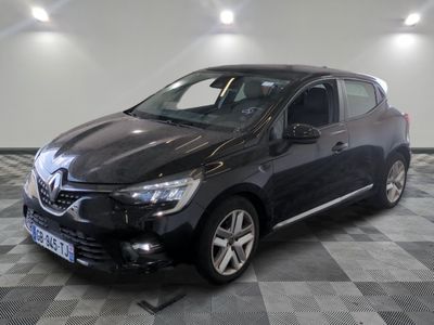 la photo d'une voiture noire sur un sol en damier