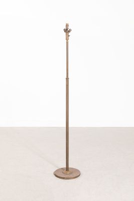 un grand poteau métallique surmonté d'une lampe