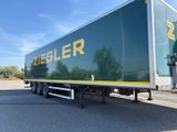 une photo d'une semi-remorque garée sur le bord de la route