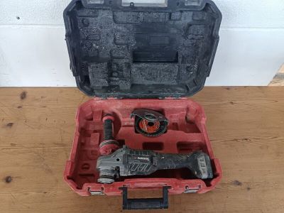 une trousse à outils dans un coffret posé sur un plancher en bois