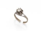 gros plan d'une bague en diamant sur fond blanc