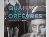 L'affiche du film « Quai des Orfèvres » est accrochée au mur.