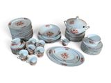 une photo montrant un ensemble de plats et de tasses en porcelaine