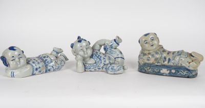 Chine, XXe siècle, Trois oreillers, en porcelaine bleu blanc…