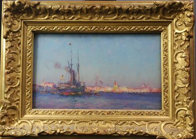 peinture d'un bateau sur un plan d'eau avec une ville en arrière-plan