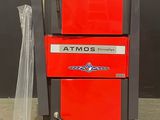 une machine rouge posée sur une palette