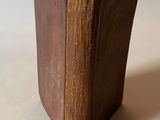 un vieux livre posé sur une table