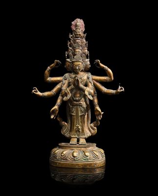 une image représentant une statue en bronze d'une femme tenant un enfant dans ses bras