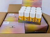 une boîte en carton remplie d'un grand nombre de flacons de lotion