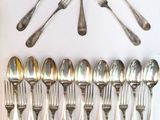beaucoup de cuillères en argent et de cuillères sur la table