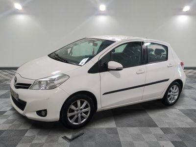 une photo d'une Toyota Yaris blanche garée dans un garage