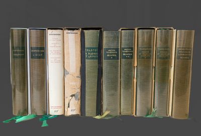 plusieurs livres sont alignés sur une étagère