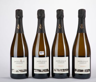 trois bouteilles de vin posées l'une à côté de l'autre sur une table