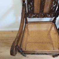 Paire de fauteuils à haut dossier en bois naturel. (photo 3)