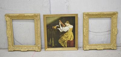 trois photos encadrées représentant une femme en robe jaune