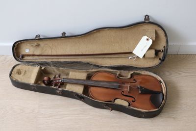 un violon dans son étui, posé par terre