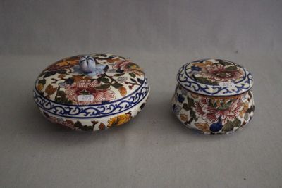 paire de boîtes chinoises en émail cloisonné ornées de motifs floraux