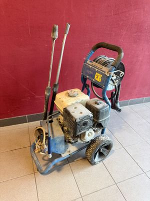 une machine posée par terre devant un mur rouge